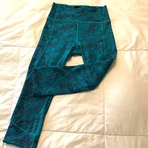 Lululemon in Movement Crop Everlux 19”  Kitakami Spirit Green Black. Sz 4 Pants